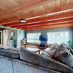 Rocky Beach House By The Cove