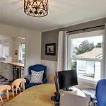 3 Bedroom Pet Friendly Cottage - 5 Blocks To Beach