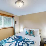 2 Bed 1 Bath Vacation Home In Seaside