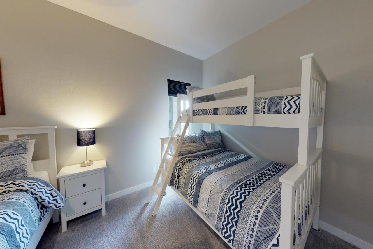 & Sea: Pacific View Apartment