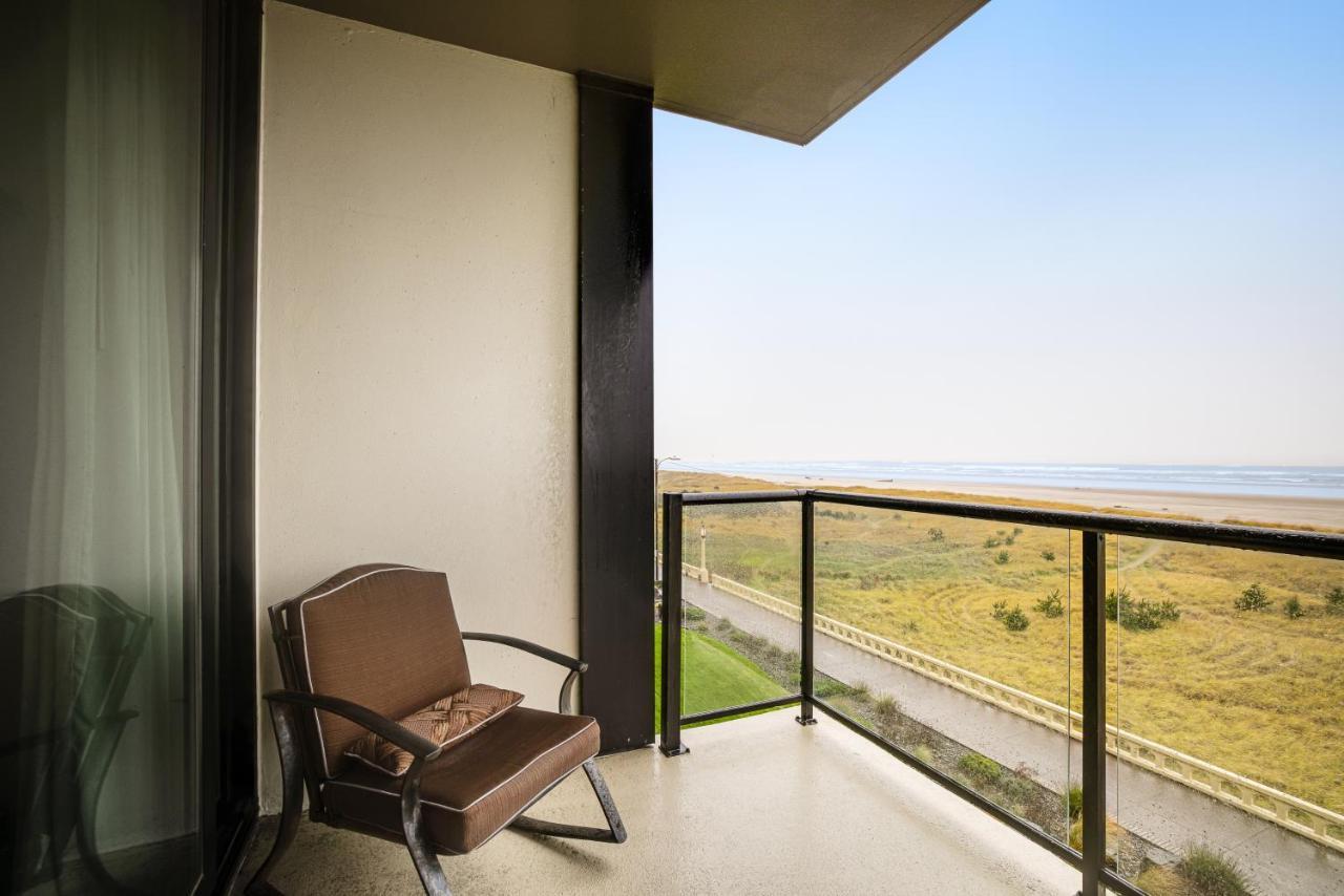 Apartment & Sea: Wave Watcher Seaside