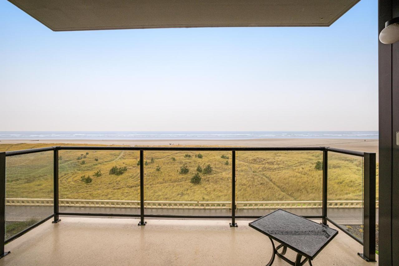 Apartment & Sea: Wave Watcher Seaside