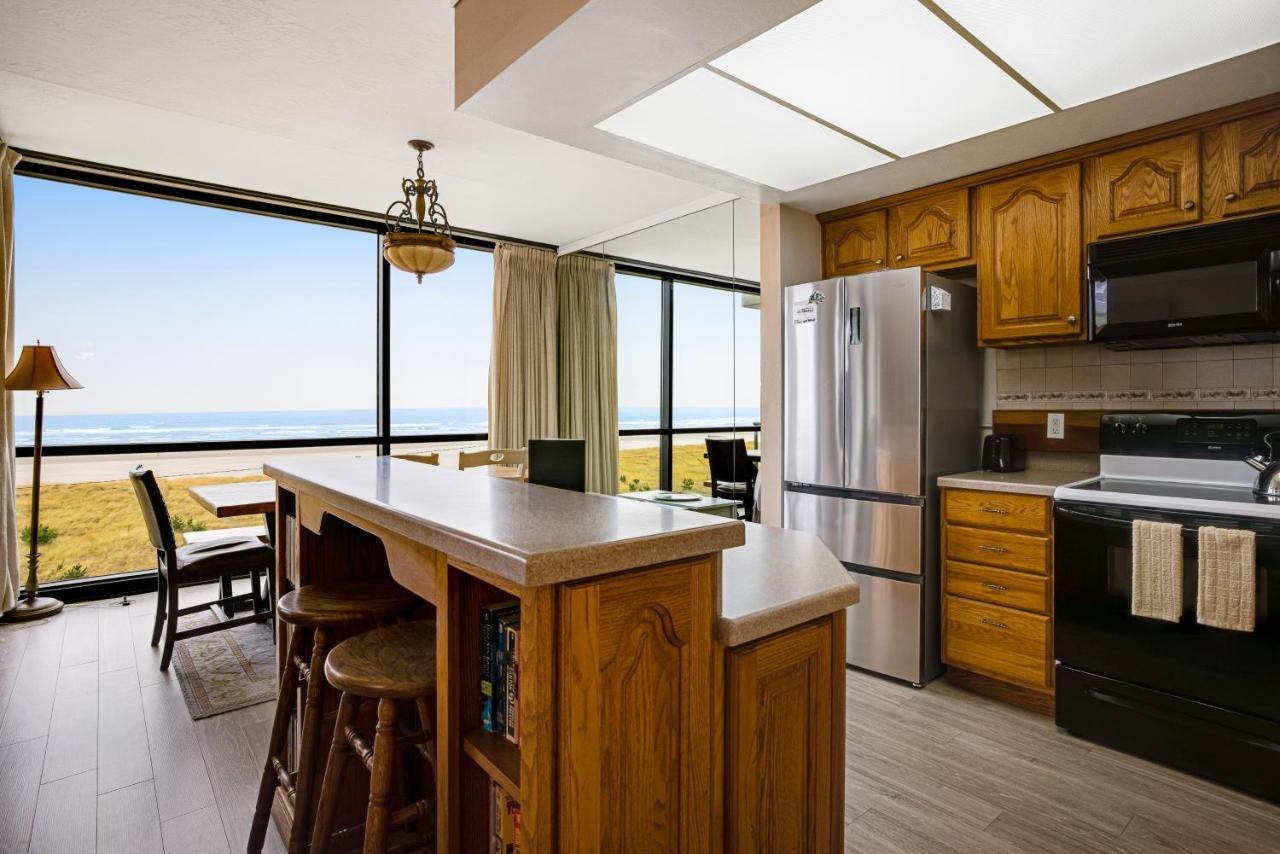 Apartment & Sea: Wave Watcher