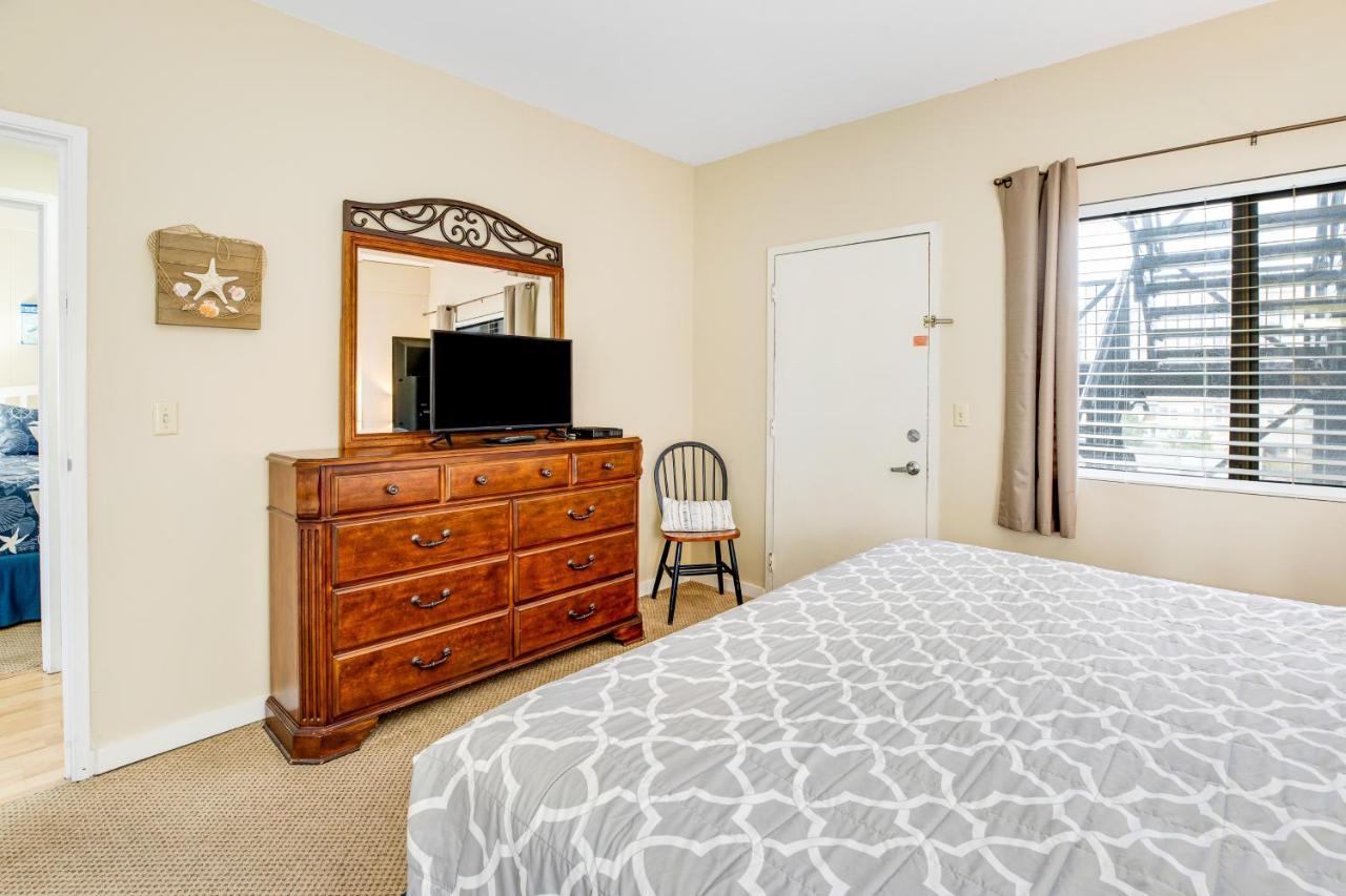 Apartment & Sea: The Holladay *