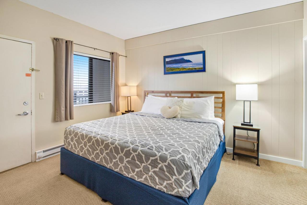 Apartment & Sea: The Holladay *