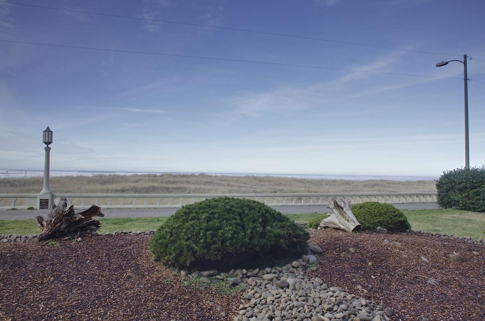 Resort Hi Tide Oceanfront 3*