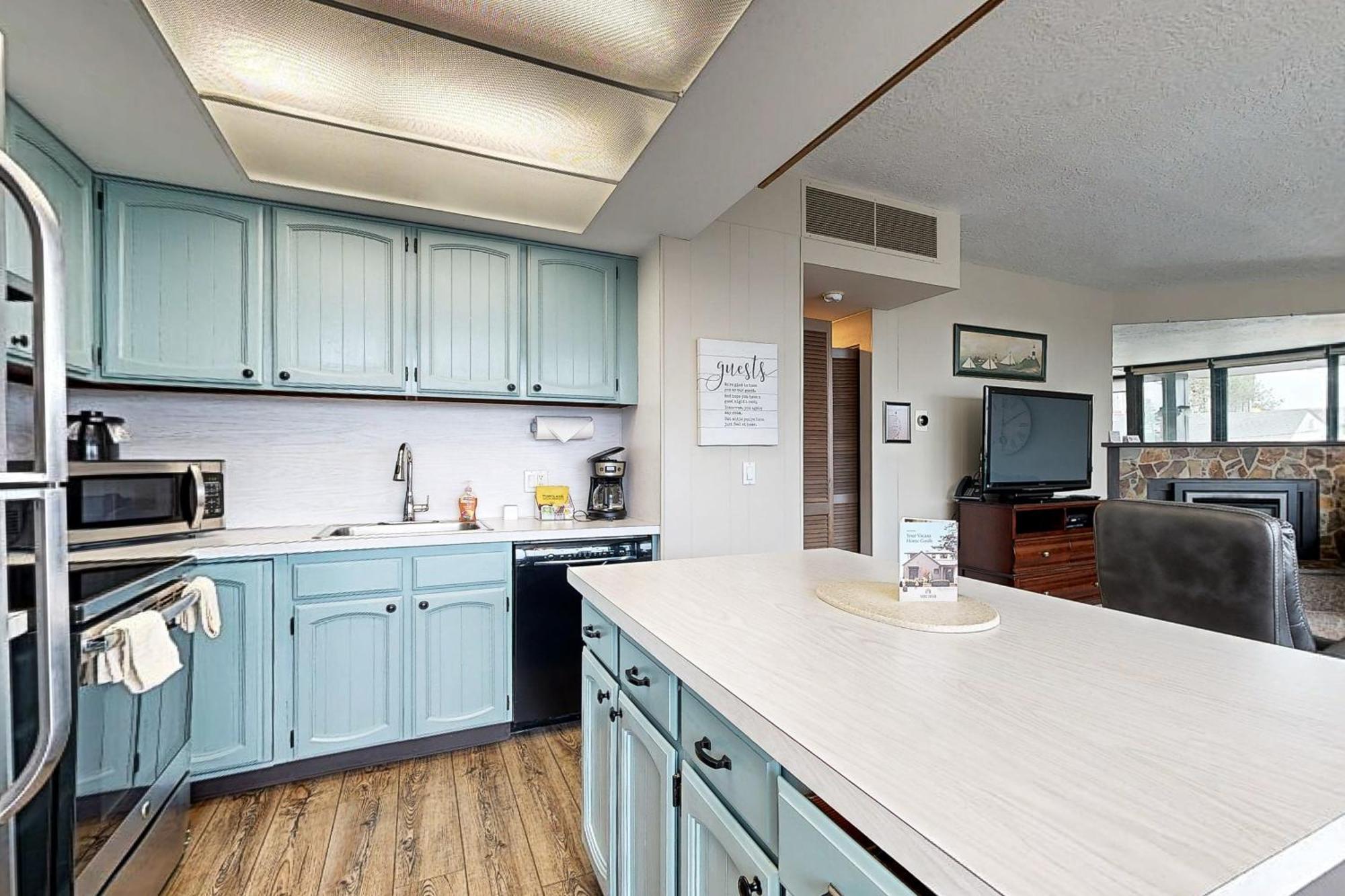Apartment & Sea: A Shore Thing