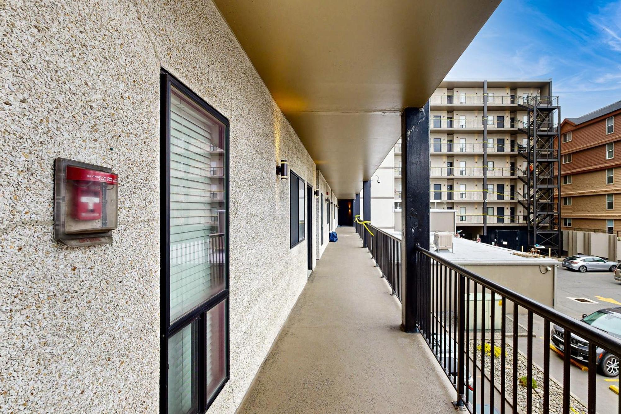 Apartment & Sea: A Shore Thing *