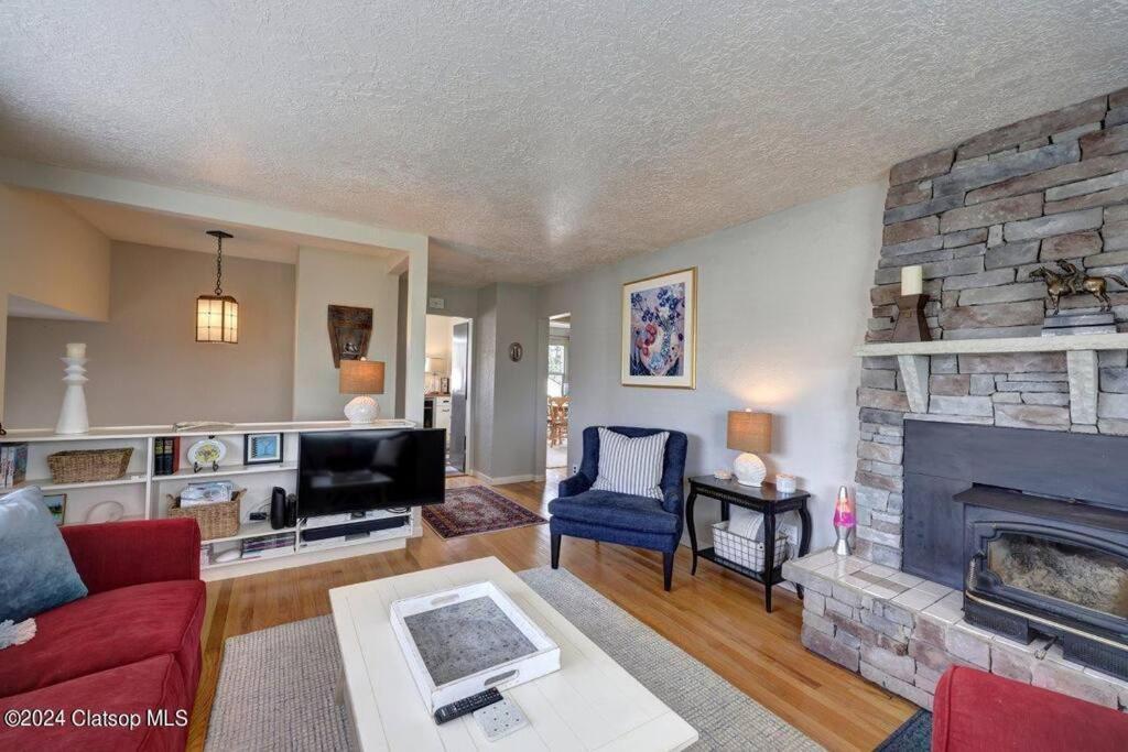 3 Bedroom Pet Friendly - 5 Blocks To Chalet *