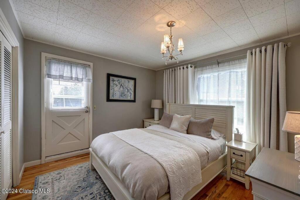 Chalet 3 Bedroom Pet Friendly - 5 Blocks To