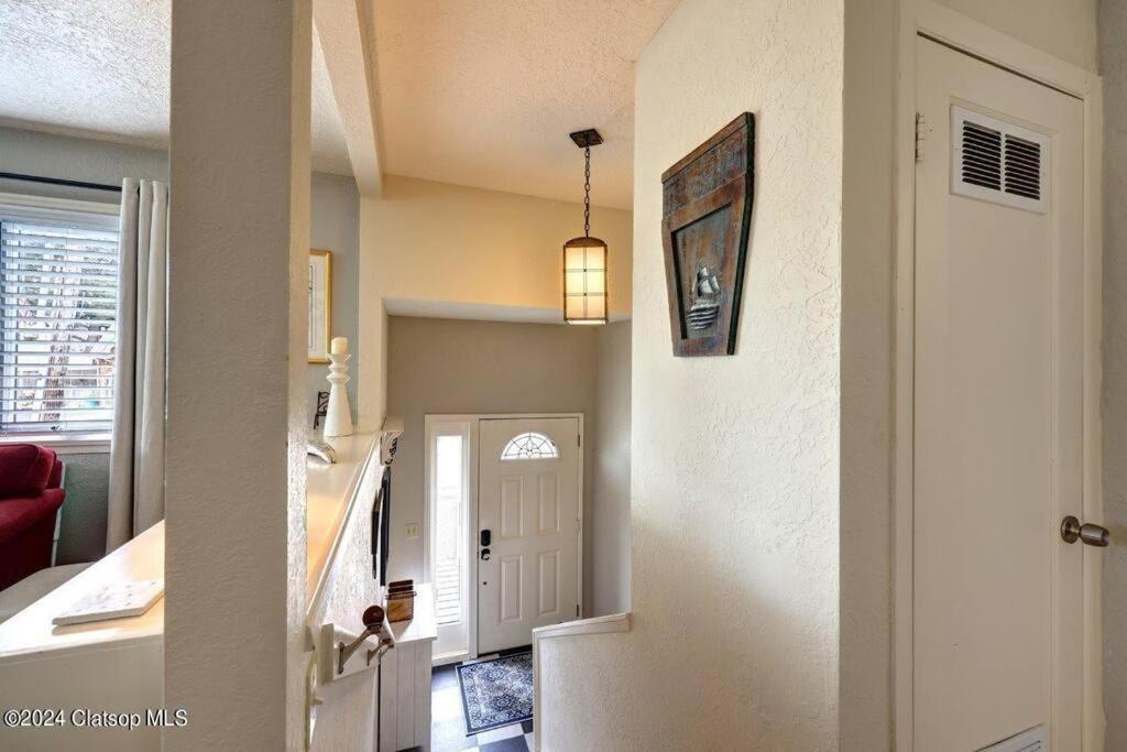 3 Bedroom Pet Friendly - 5 Blocks To