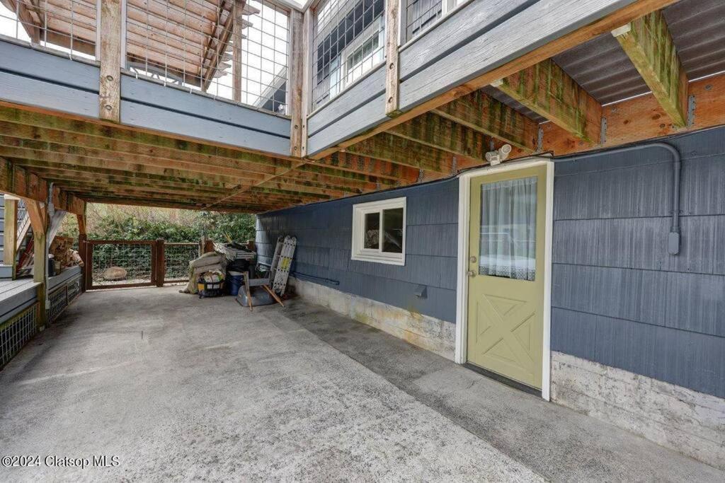 Chalet 3 Bedroom Pet Friendly - 5 Blocks To