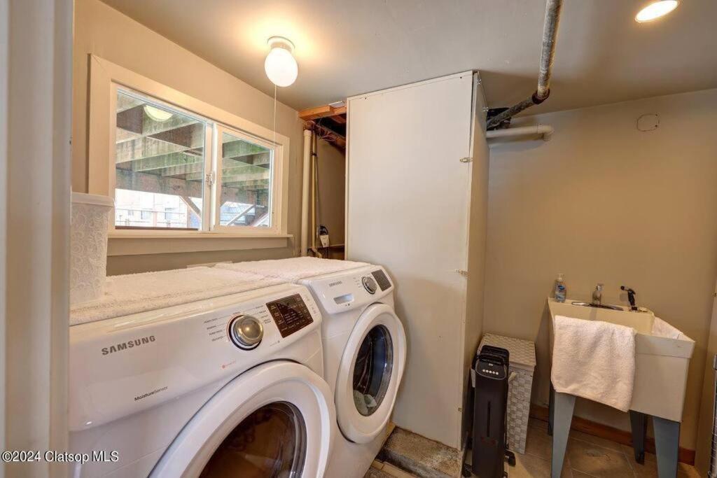 3 Bedroom Pet Friendly - 5 Blocks To *