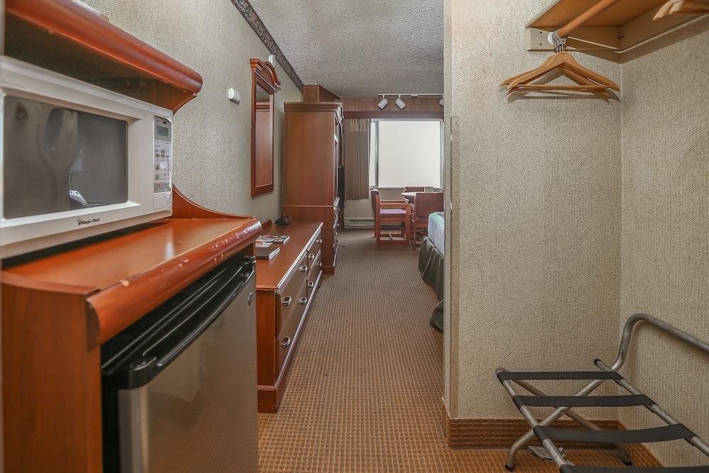 Ebb Tide Oceanfront 2*