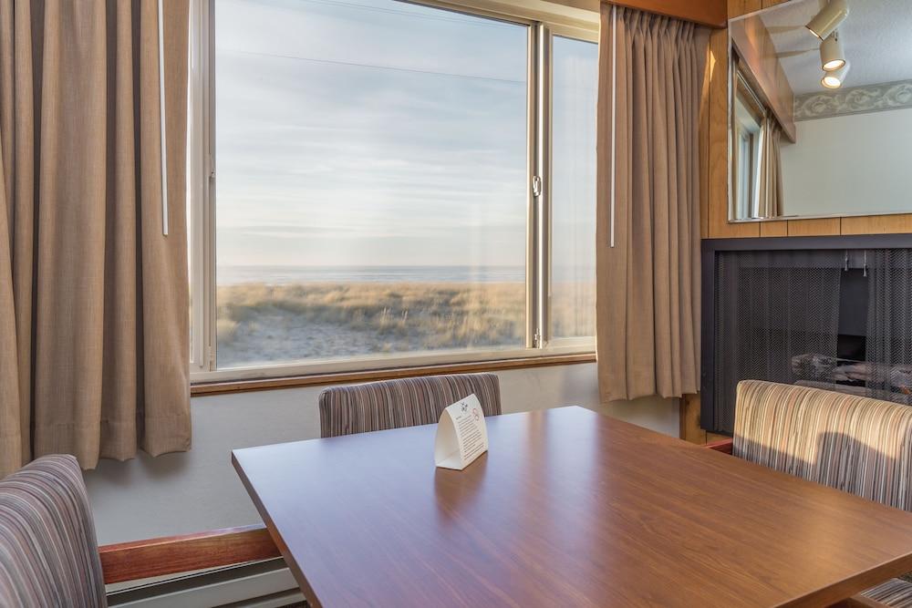 Ebb Tide Oceanfront 2*