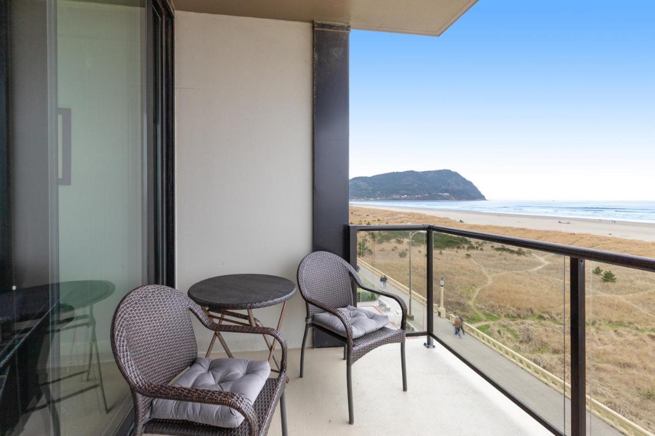Apartment & Sea: Wave Reflection *