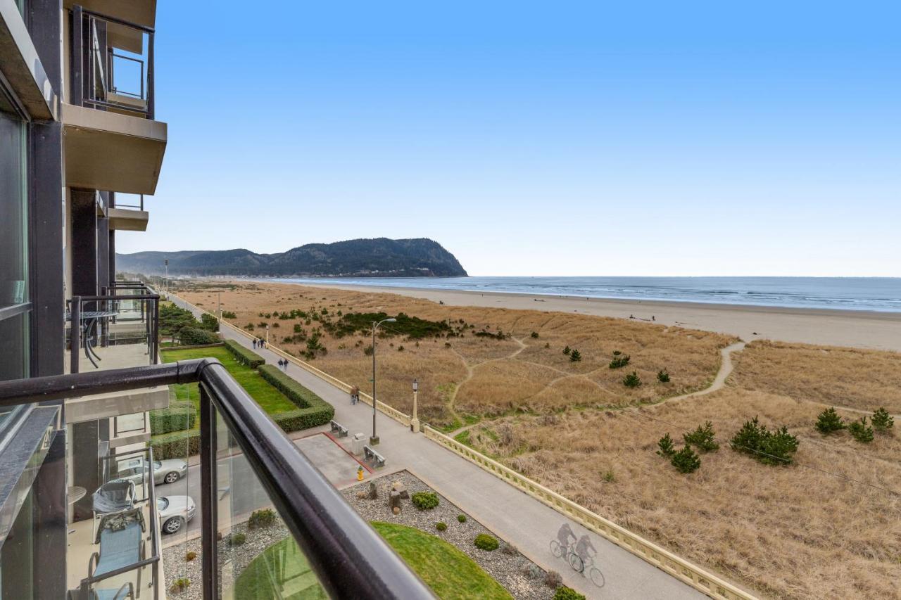 Apartment & Sea: Wave Reflection