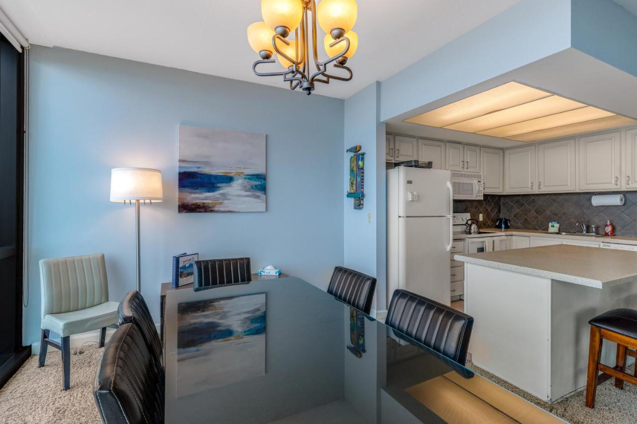 Apartment & Sea: Wave Reflection