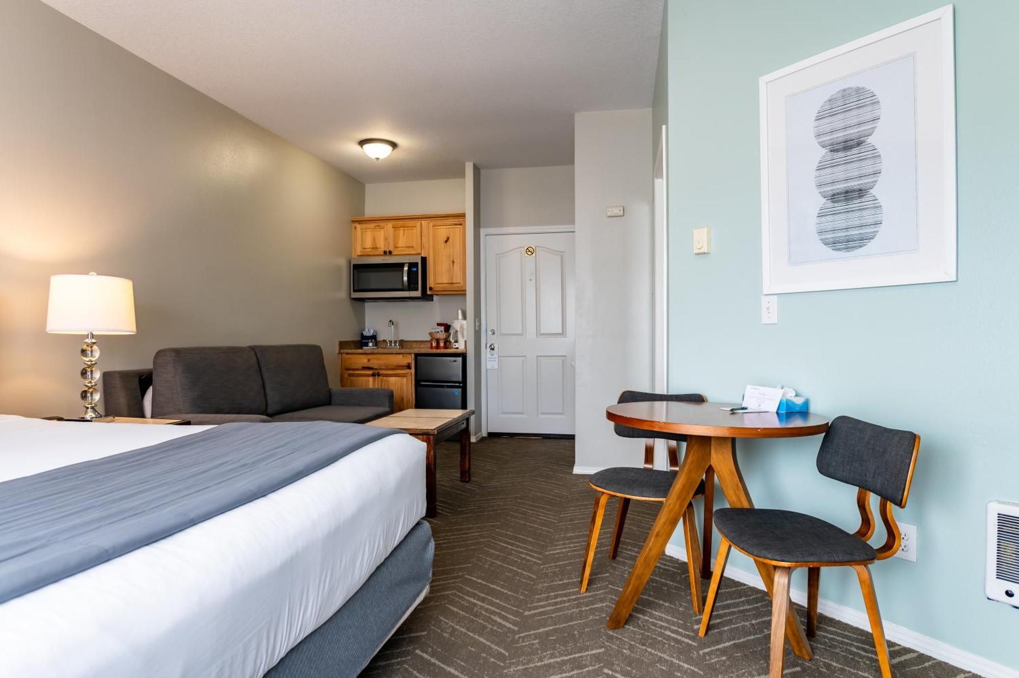 At The Prom Oceanfront Inn 4*