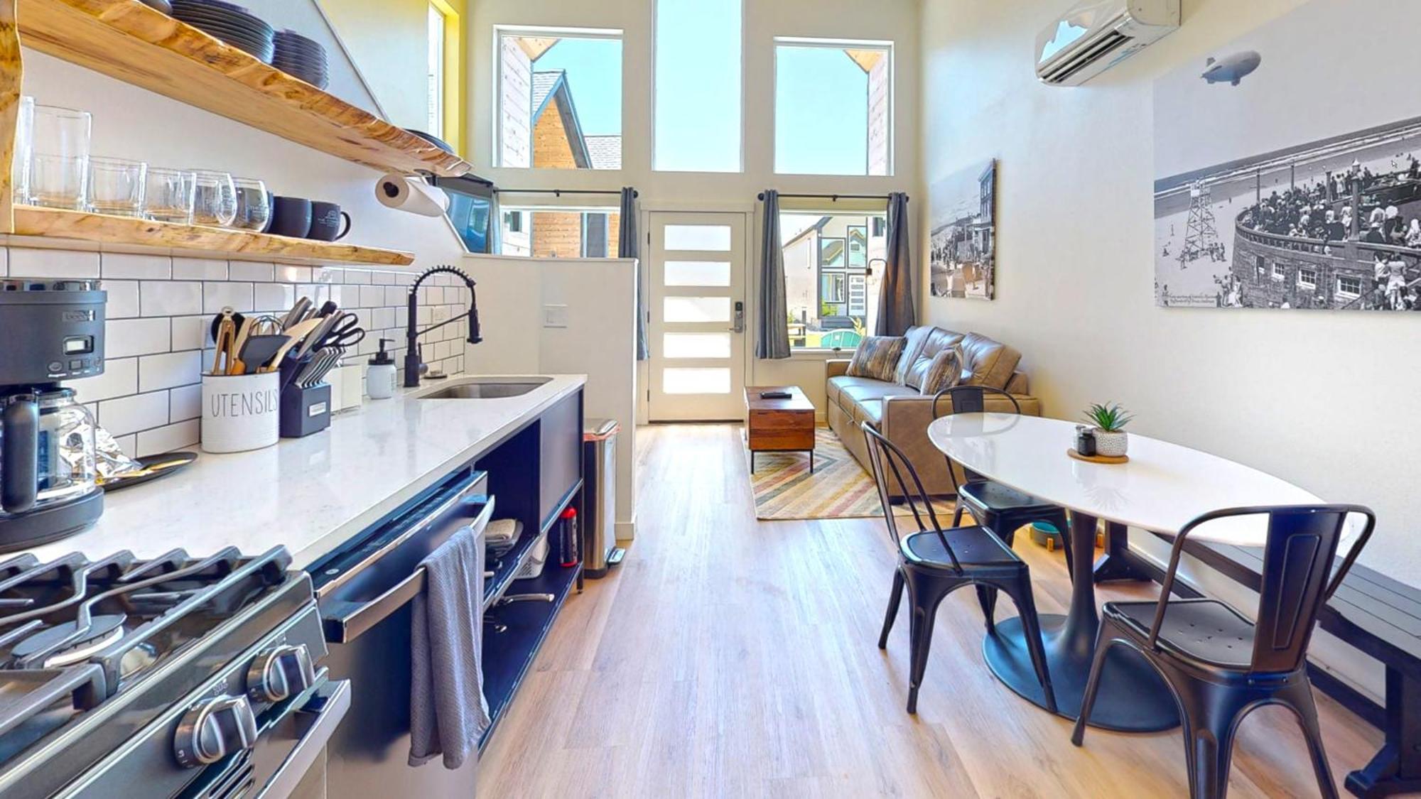 The Commons - Urban Coastal Lodging Villa *