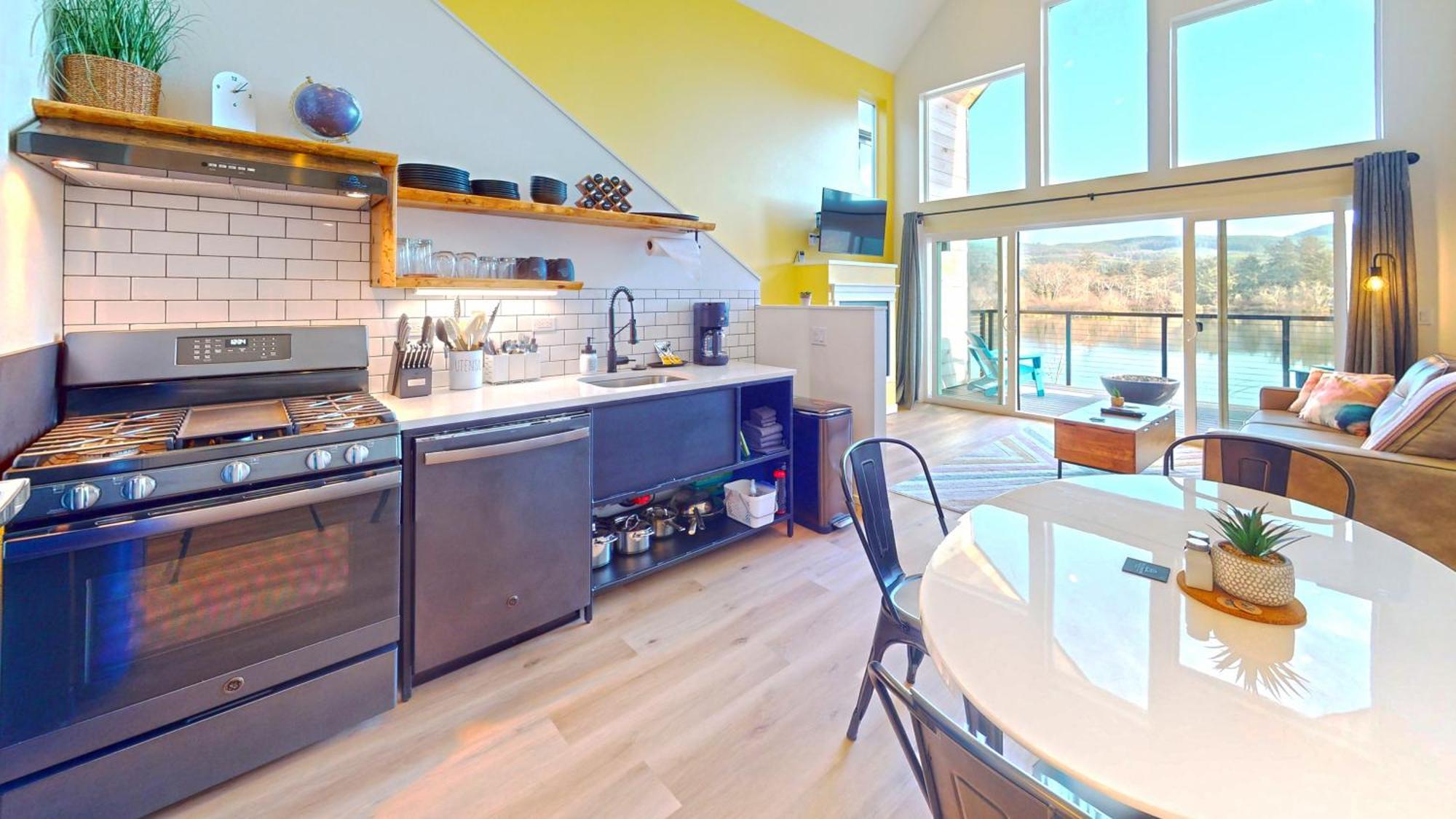 The Commons - Urban Coastal Lodging *