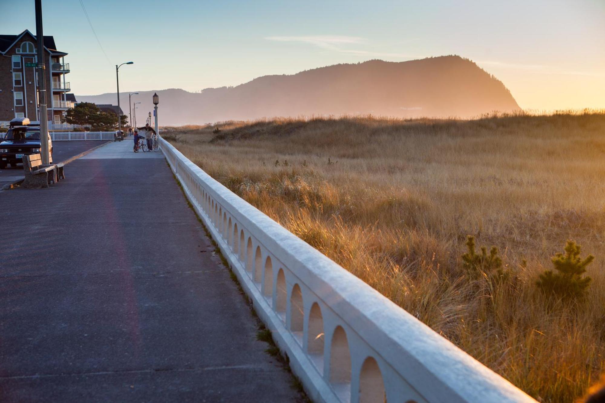 Ebb Tide Oceanfront Motel 2*