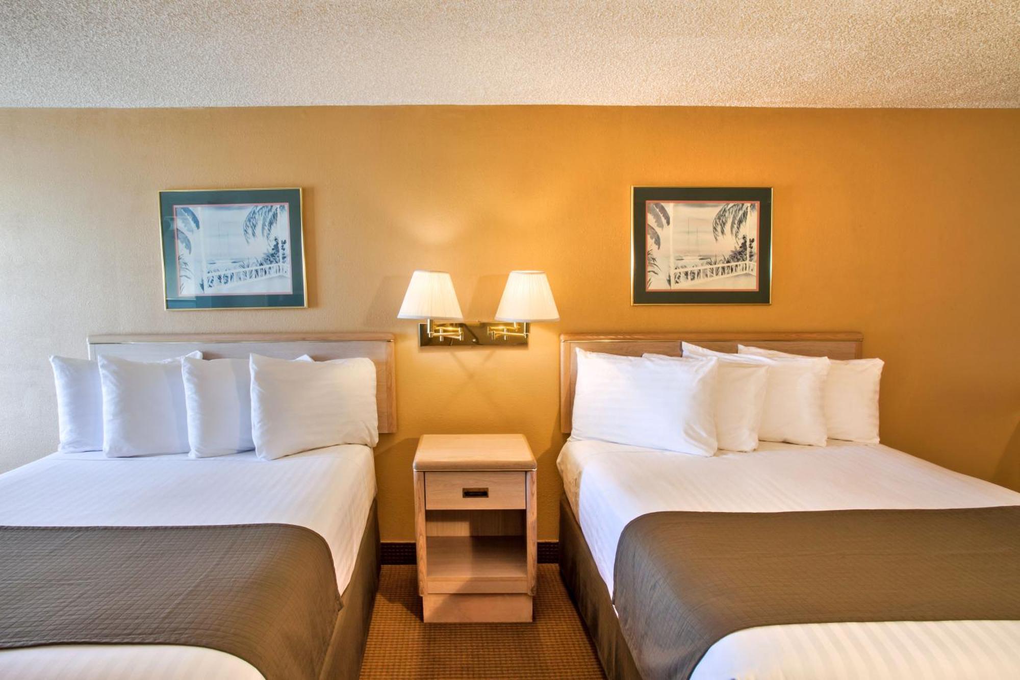 Ebb Tide Oceanfront Motel 2*