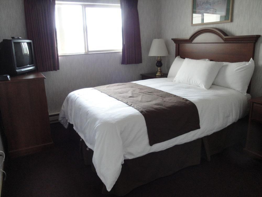 Ebb Tide Oceanfront 2*