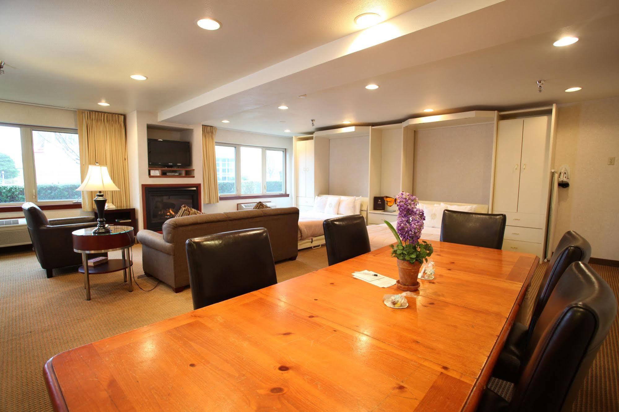 Hotel At 3*