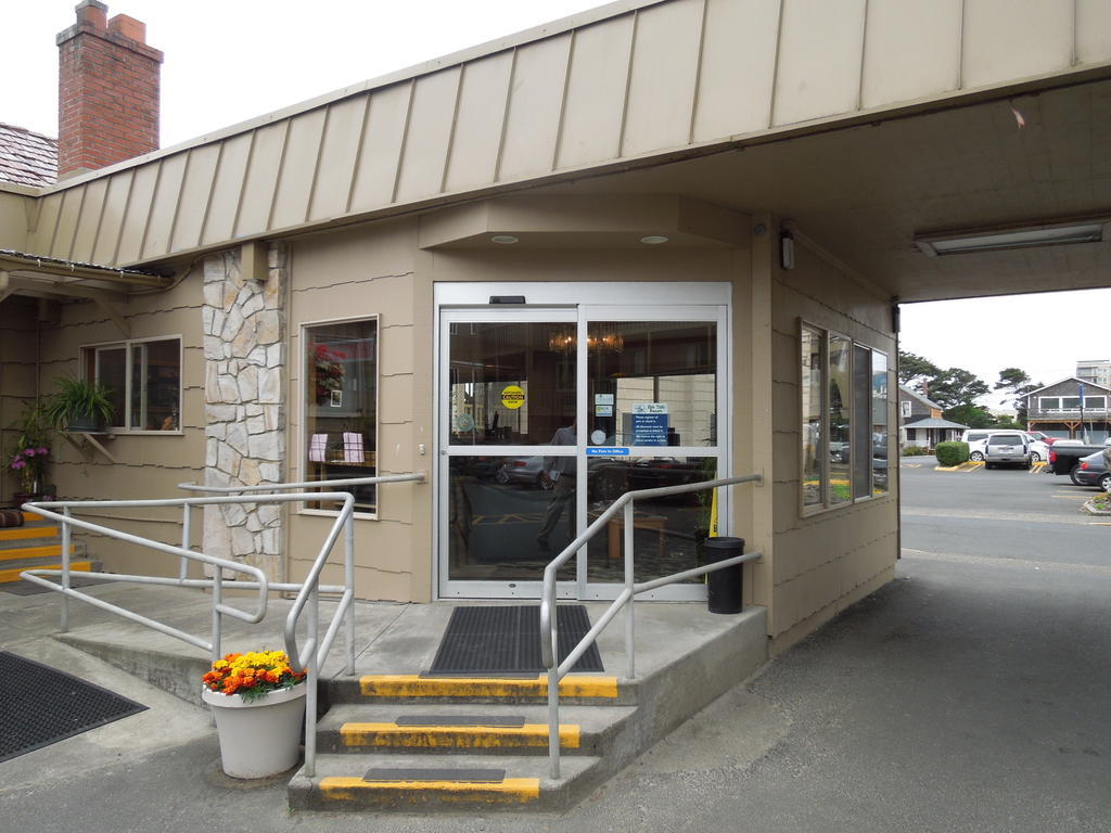 Ebb Tide Oceanfront Motel 2*