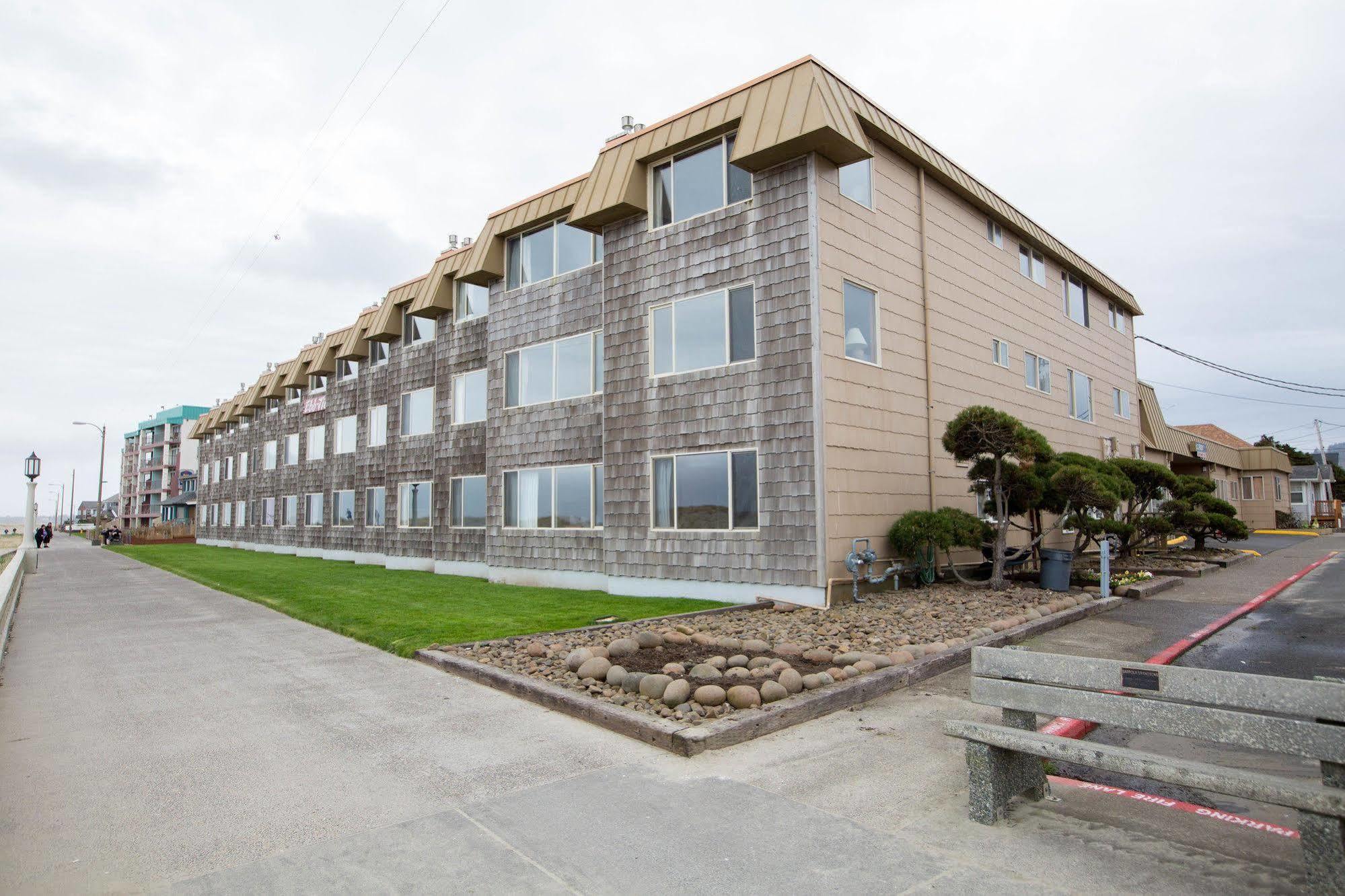 Ebb Tide Oceanfront Motel 2*